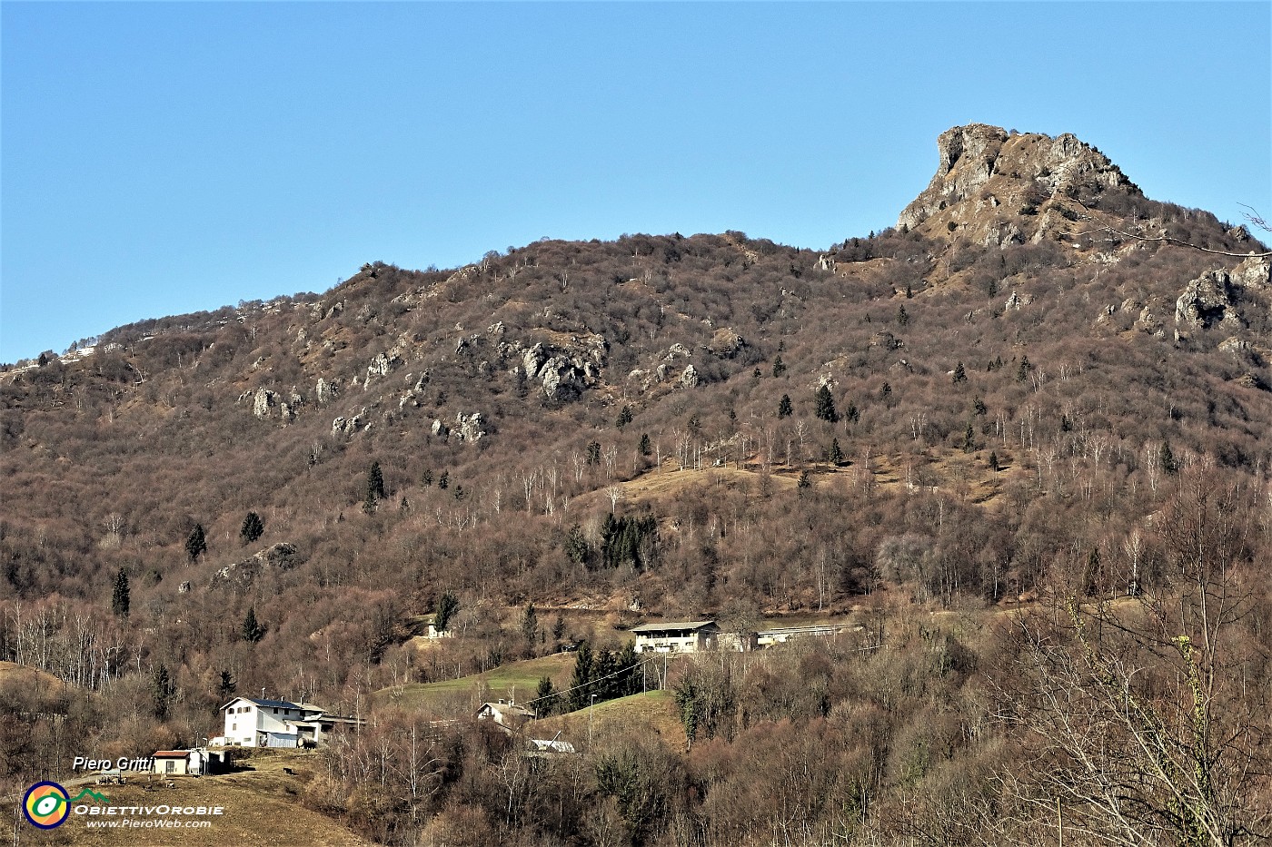 01 Corno Zuccone (1458 m), sentinella della Val Taleggio.JPG
